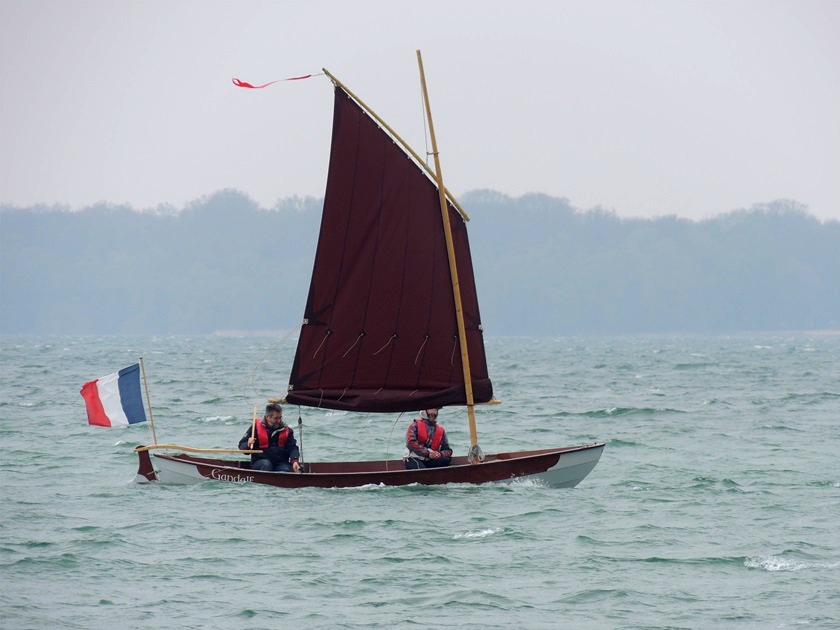 Encore "Gandalf", au pr&egrave;s bon plein. Le petit pli entre le point d'&eacute;coute et le milieu de ma vergue en plastique d&eacute;nonce la souplesse un peu excessive de celle-ci. 