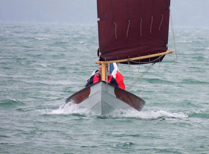 "Gandalf" lanc&eacute; au portant pointe son &eacute;trave au passage d'une vague. 