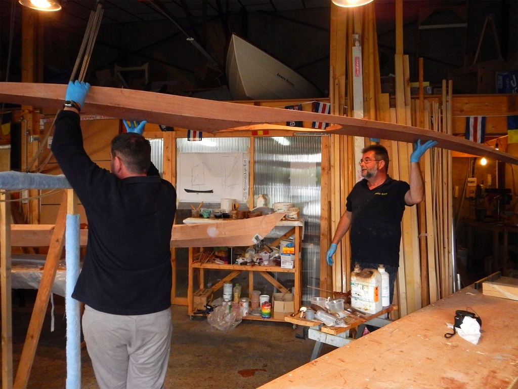 Il est impératif de faire aussi les joints entre les panneaux de pont en parallèle de ceux de la coque. 