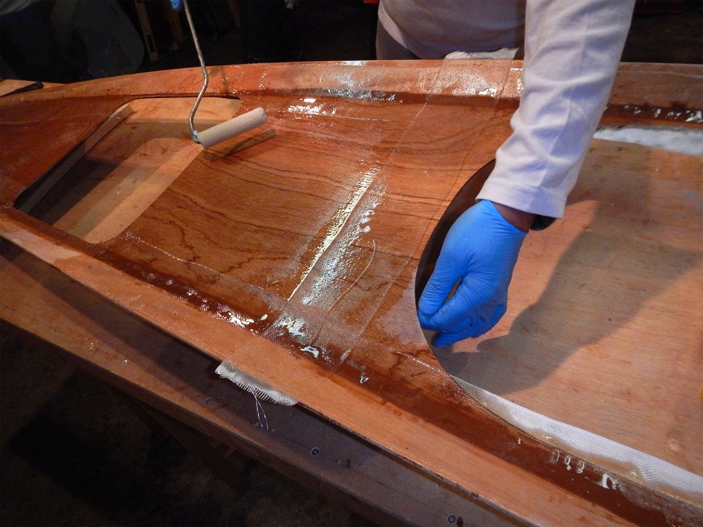 Dans la foulée de la saturation des bandes de fibre de verre du pont, nous passons une seconde couche générale d'époxy. 