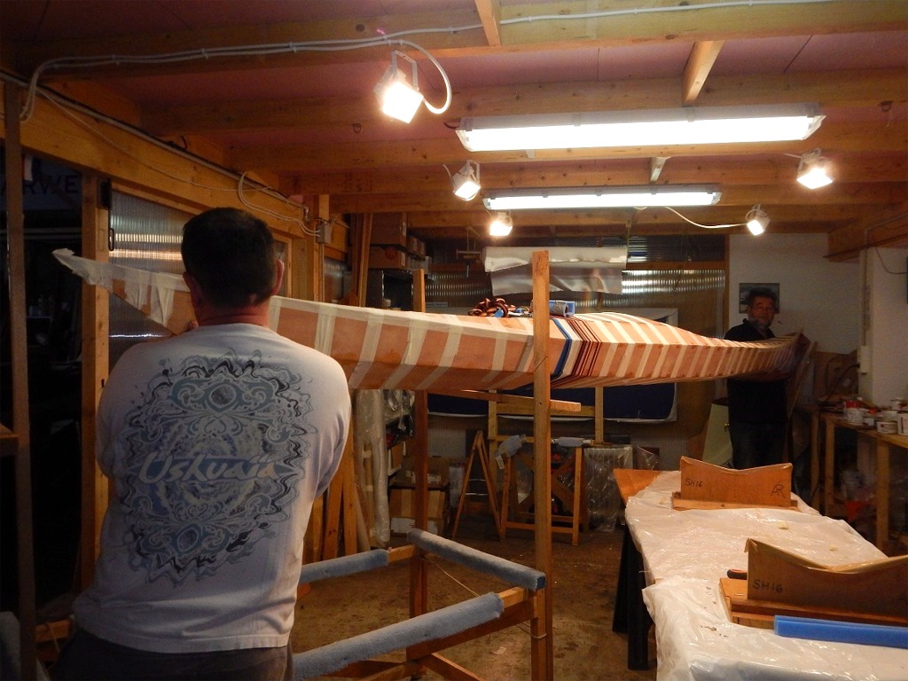 Nous avons fixé des "échelles" sur ce chariot afin d'amener le kayak à 1.60 m du sol, afin qu'il soit facile de glisser la tête et le bras à l'intérieur pour réaliser le joint coque-pont. 
