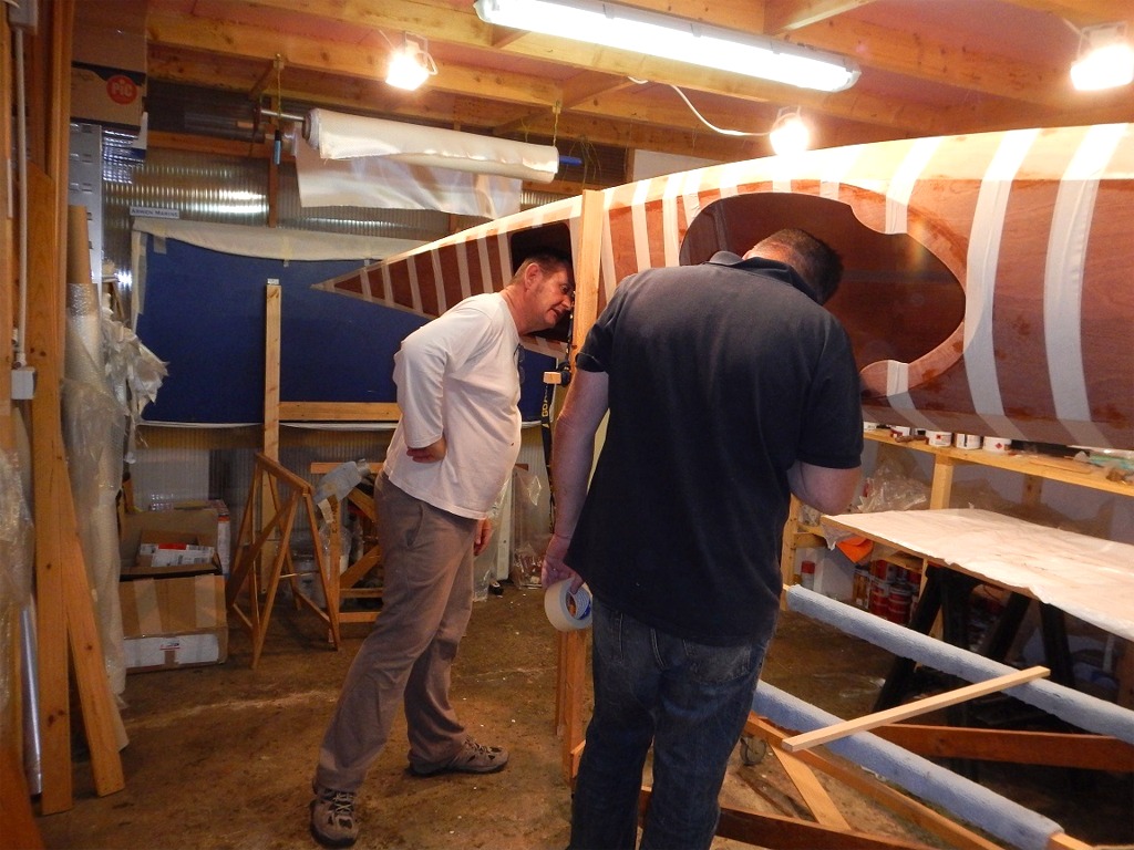 Nous pouvons ainsi voir et travailler sur la zone du joint, et sommes aidés par la gravité pour travailler sur le joint tribord, situé au bas du kayak penché. Evidemment, nous mettrons le kayak sur son autre tranche pour faire le joint bâbord. 