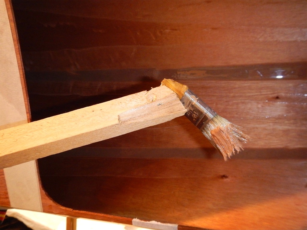Emmanuel utilise ensuite ce pinceau également fixé au bout d'un bâton afin d'aller finir le lissage du joint, puis il l'utilisera pour dérouler et lisser la bande de fibre de verre sur le joint, comme cvous le verrez dans les trois images suivantes.