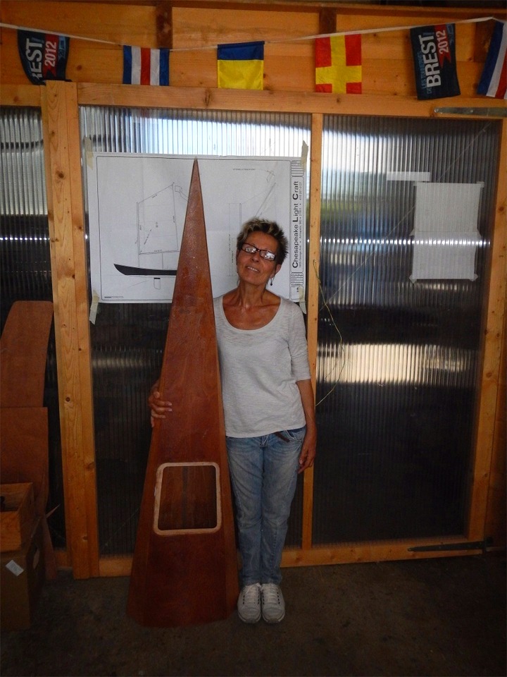 Annick pose avec la partie avant.. 