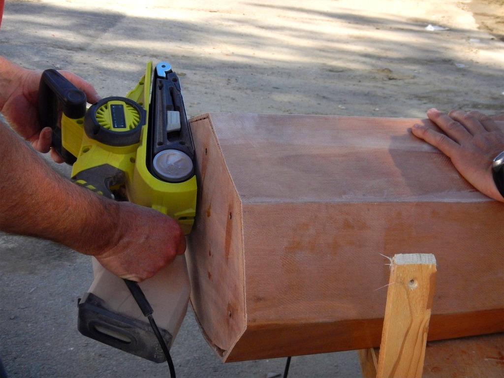 Nous dégrossissons à la ponceuse à bande afin d'araser les panneaux de coque et de pont au miveau de la cloison. 