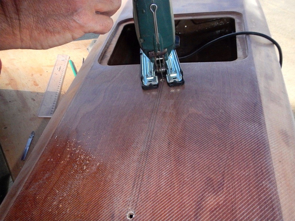 Puis nous faisons la découpe pour la tête de dérive à travers le pontage arrière, juste en arrière de la trappe. Un trou de 8 mm à chaque extrémité de la découpe à faire nous sert d'amorce. 