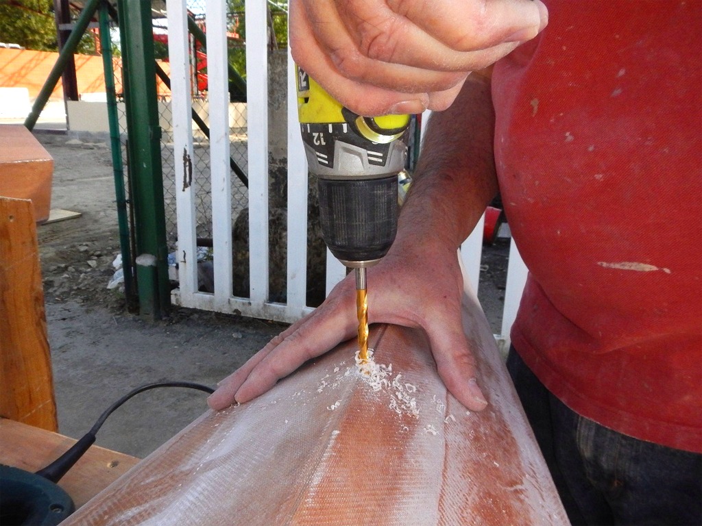 Puis nous perçons sur la ligne de quille pour la fente inférieure du puits de dérive. 