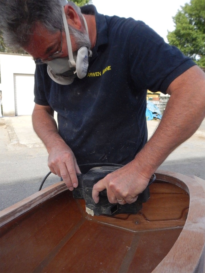 A certains endroits du bord int&eacute;rieur, l'importance des exc&eacute;dents d'&eacute;poxy justifie les grand moyens, avec la ponceuse &agrave; bande... 