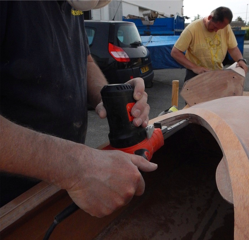 Les endroits inaccessibles pour la ponceuse &agrave; bande sont trait&eacute;s &agrave; la lime &eacute;lectrique (un des rares usages de cet outil). 