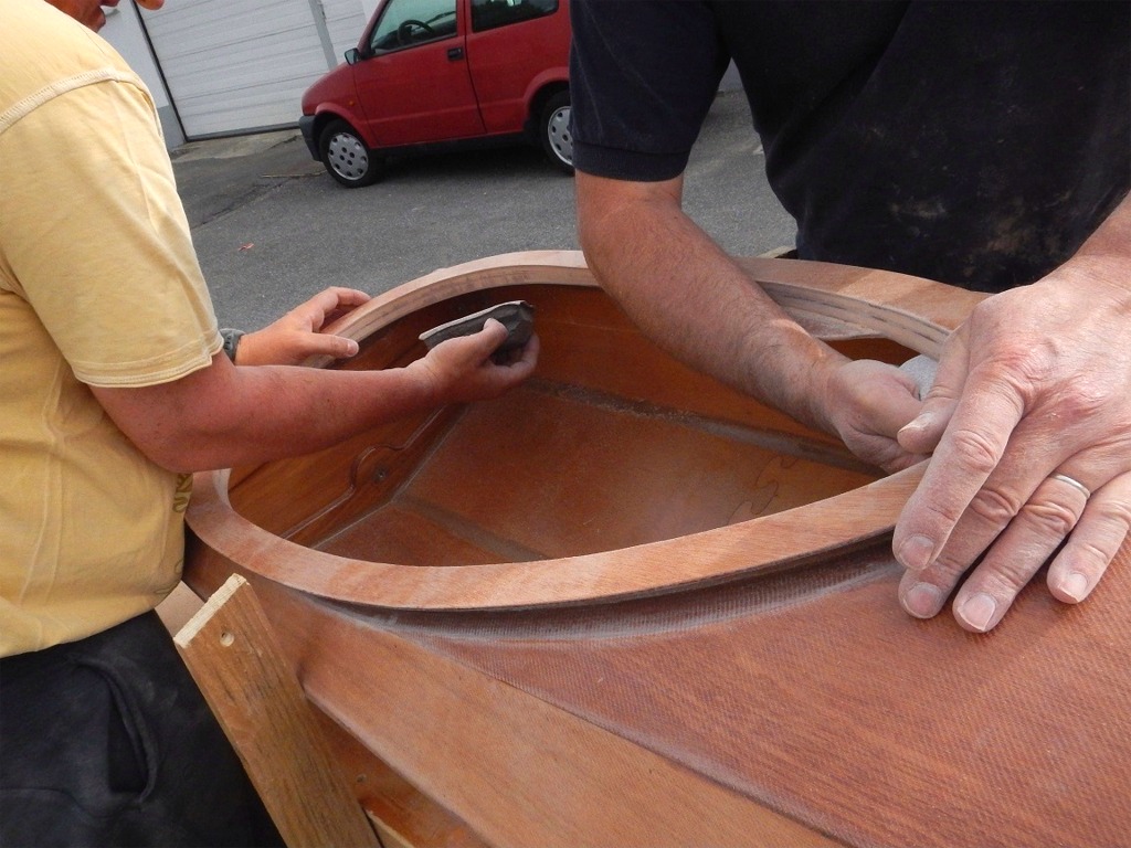 Et la fintion est faite &agrave; la main, en particulier sous le rebord int&eacute;rieur. 