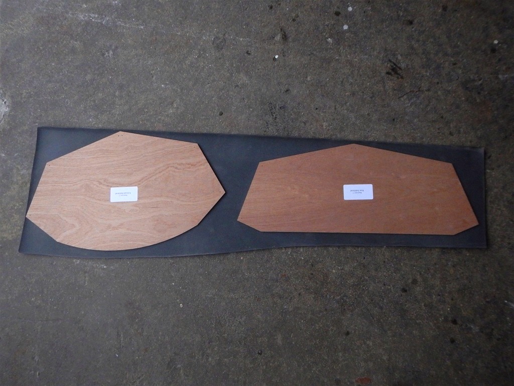 Un bout de n&eacute;opr&egrave;ne est fourni avec le kit pour coller sur l'une des deux faces de chaque assemblage. Les cloisons "normales" curieusement fournies avec le kit sectionnable, et donc inutilis&eacute;es, nous servent de gabarit pour la d&eacute;coupe. 