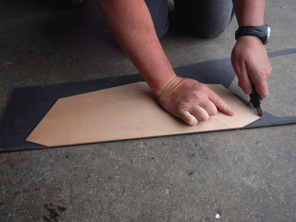 Emmanuel effectue la d&eacute;coupe du joint n&eacute;opr&egrave;ne au cutter. 