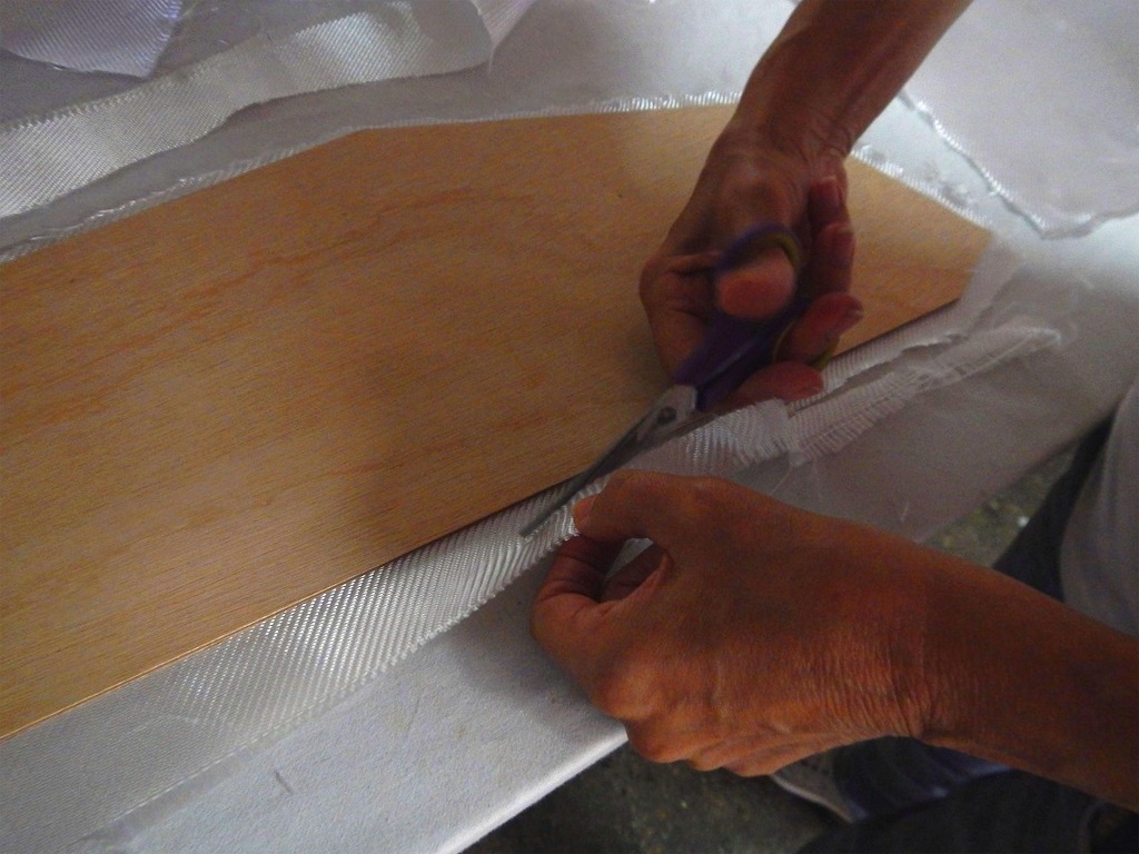 Puis les cloisons nous servent de nouveau pour d&eacute;couper les pi&egrave;ces de tissu de verre que nous allons uiliser.