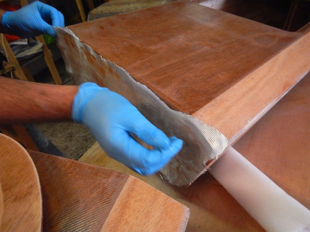 Pour les petites surfaces comme les cloisons, il est sans doute plus facile d'appliquer l'époxy en premier, puis de "coller" le bout de tissu de verre et de terminer ensuite sa saturation. 