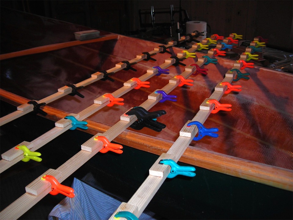 Charles-Edouard nous envoie cette jolie image de sa collection de pinces multicolores : il colle des cales sur quatre segments de serre qu'il va installer en haut du carreau de son Cavelier, afin de le rigidifier et surtout fournir des ancrages pour son gr&eacute;ement. 