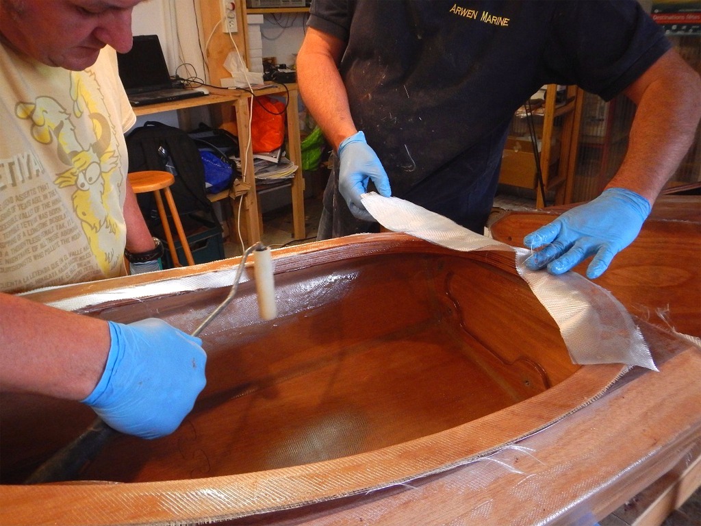 Les possibilit&eacute;s de d&eacute;formation de la fibre de verre tiss&eacute;e &eacute;tant limit&eacute;es, la bande est pos&eacute;e en trois &eacute;l&eacute;ments : un sur chaque c&ocirc;t&eacute;, avec recouvrement &agrave; l'avant, et un dernier bout en travers de l'arri&egrave;re, avec recouvrement de part et d'autre. 