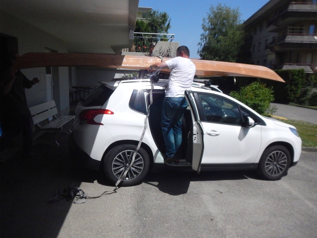 Le lendemain, Emmanuel a r&eacute;-assembl&eacute; le kayak pour le charger sur le toit car la voiture se remplit lors d'une escale, mais c'est une autre histoire, qui illustre simplement le fait que l'on peut aussi transporter ce Shearwater en un seul morceau (bon sang, mais c'est bien s&ucirc;r !) 