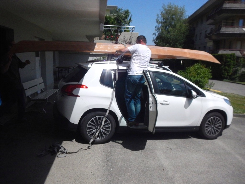 Le lendemain, Emmanuel a ré-assemblé le kayak pour le charger sur le toit car la voiture se remplit lors d'une escale, mais c'est une autre histoire, qui illustre simplement le fait que l'on peut aussi transporter ce Shearwater en un seul morceau (bon sang, mais c'est bien sûr !) 