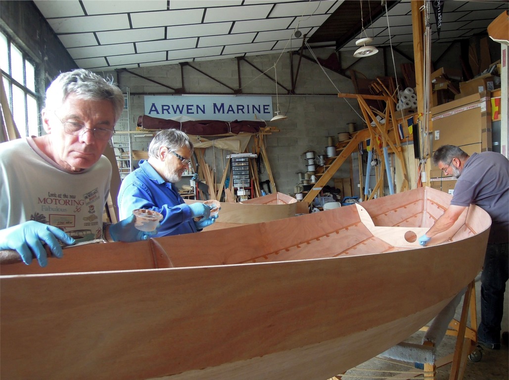 Tous les joints sont garnis &agrave; la seringue d'un cordon d'&eacute;poxy charg&eacute;e, qui est ensuite liss&eacute; et nettoy&eacute;, et tous les trous des sutures sont ensuite bouch&eacute;s individuellement, toujours &agrave; l'&eacute;poxy charg&eacute;e. Nous ne traitons aujourd'hui que l'int&eacute;rieur de la coque, nous reviendrons plus tard sur l'ext&eacute;rieur. 