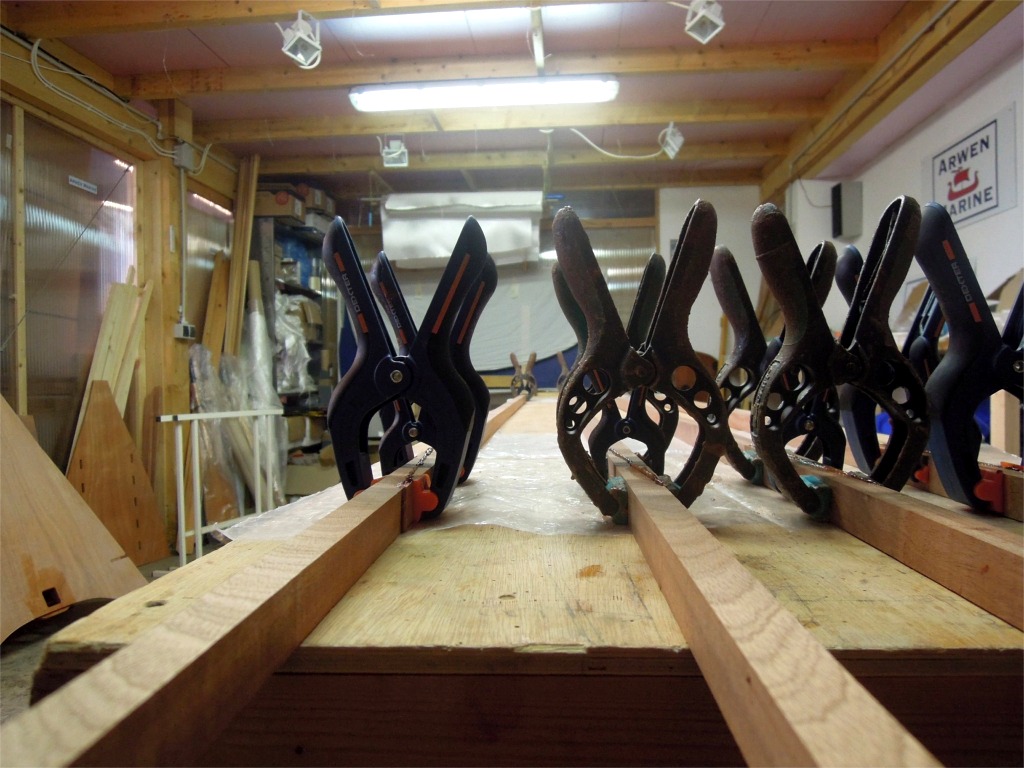 En parall&egrave;le, nous collons les scarfs des baguettes de sapelli que nous allons utiliser pour les listons. 