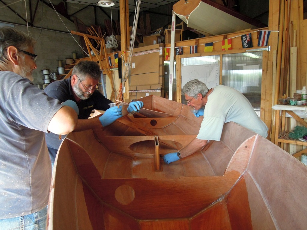 Nous avons ensuite pass&eacute; une couche d'&eacute;poxy sur la surface int&eacute;rieure des caissons et sur la face inf&eacute;rieure des si&egrave;ges, et nous faisons les joints-cong&eacute;s de la cloison centrale et du puits de d&eacute;rive avant de coller en place les trois si&egrave;ges. 