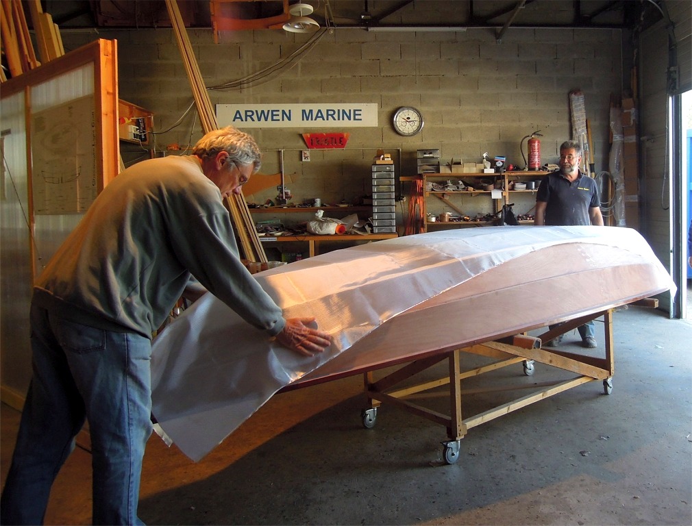 On gagne &agrave; peu pr&egrave;s 2 kg en ne stratifiant pas les bord&eacute;s 2 et 3, et on s'&eacute;vite bien des difficult&eacute;s &agrave; cause des ar&ecirc;tes des clins qui causeraient moult bulles. 