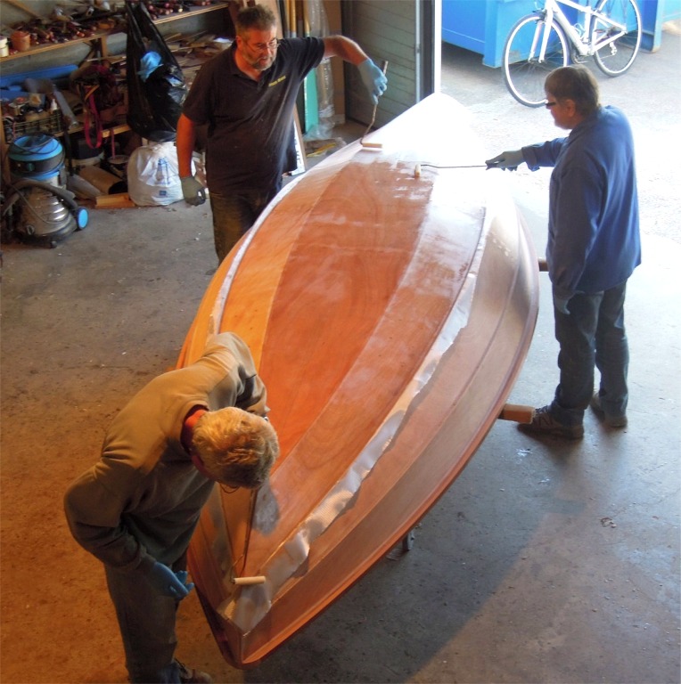 Comme pour l'int&eacute;rieur, nous couperons l'exc&eacute;dent de tissu de verre sur le joint entre les bord&eacute;s 1 et 2. 