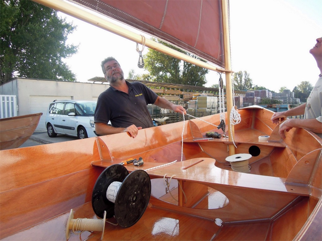 Essai du palan d'amure &agrave; 4 brins : on n'insiste jamais assez sur l'importance d'avoir toujours une amure bien raidie sur les voiles au tiers. 