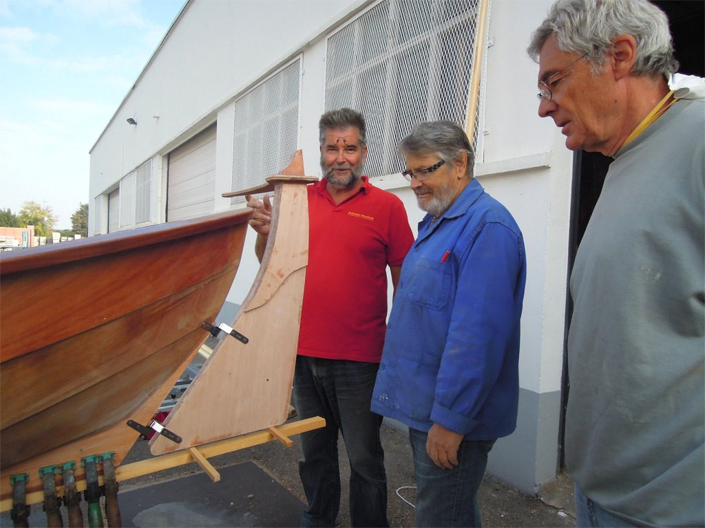 Et sur le second. Pour positionner le gouvernail, j'utilise un tasseau tenu par des pinces dans le prolongement de l'aileron afin de déteminer le bon niveau pour le bas du gouvernail. Les deux petites cales assurent qu'il sera plus haut que l'aileron et ne talonnera pas le premier (en principe). 