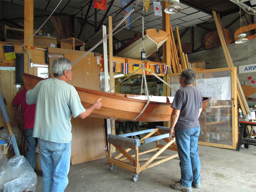 Nous pesons les deux Skerry afin de v&eacute;rifier que nous sommes "dans les clous" : le peson nous indique le m&ecirc;me poids pour les deux bateaux : 47.5 kg avec l'accastillage, soit 46 kg coque nue, ce qui fait 1 kg au-dessus du poids nominal. Surprenant, car le dernier Skerry que j'ai construit &eacute;tait en dessous (44.0 kg). La seule diff&eacute;rence avec ceux-ci est que nous avons fait des joints-cong&eacute;s &agrave; grand rayon dans l'&eacute;trave et l'&eacute;tambot, ce qui ajoute un peu d'&eacute;poxy charg&eacute;e. Peut-&ecirc;tre y a-t-il aussi une variation de densit&eacute; du contreplaqu&eacute; ??? 