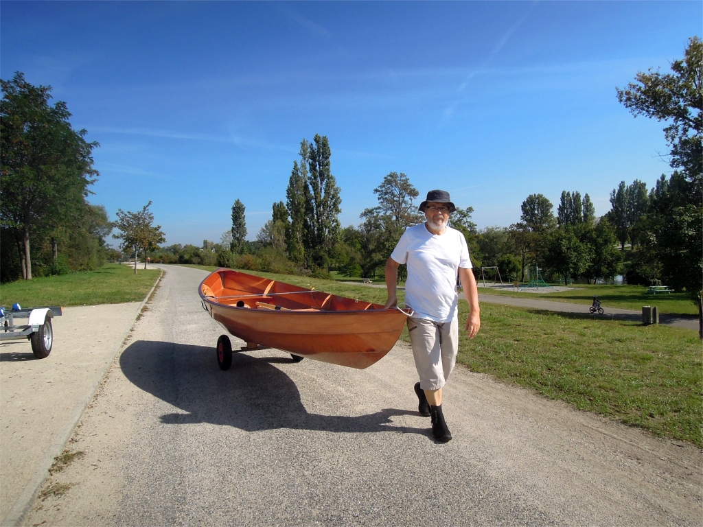 A l'instant o&ugrave; j'allais mettre en ligne cette mise &agrave; jour, je re&ccedil;ois les trois images suivantes de Jean-Fran&ccedil;ois, qui montrent le bapt&ecirc;me de son Skerry "L'Odet", construit en m&ecirc;me temps que celui de Christian, du 6 ou 14 septembre. 