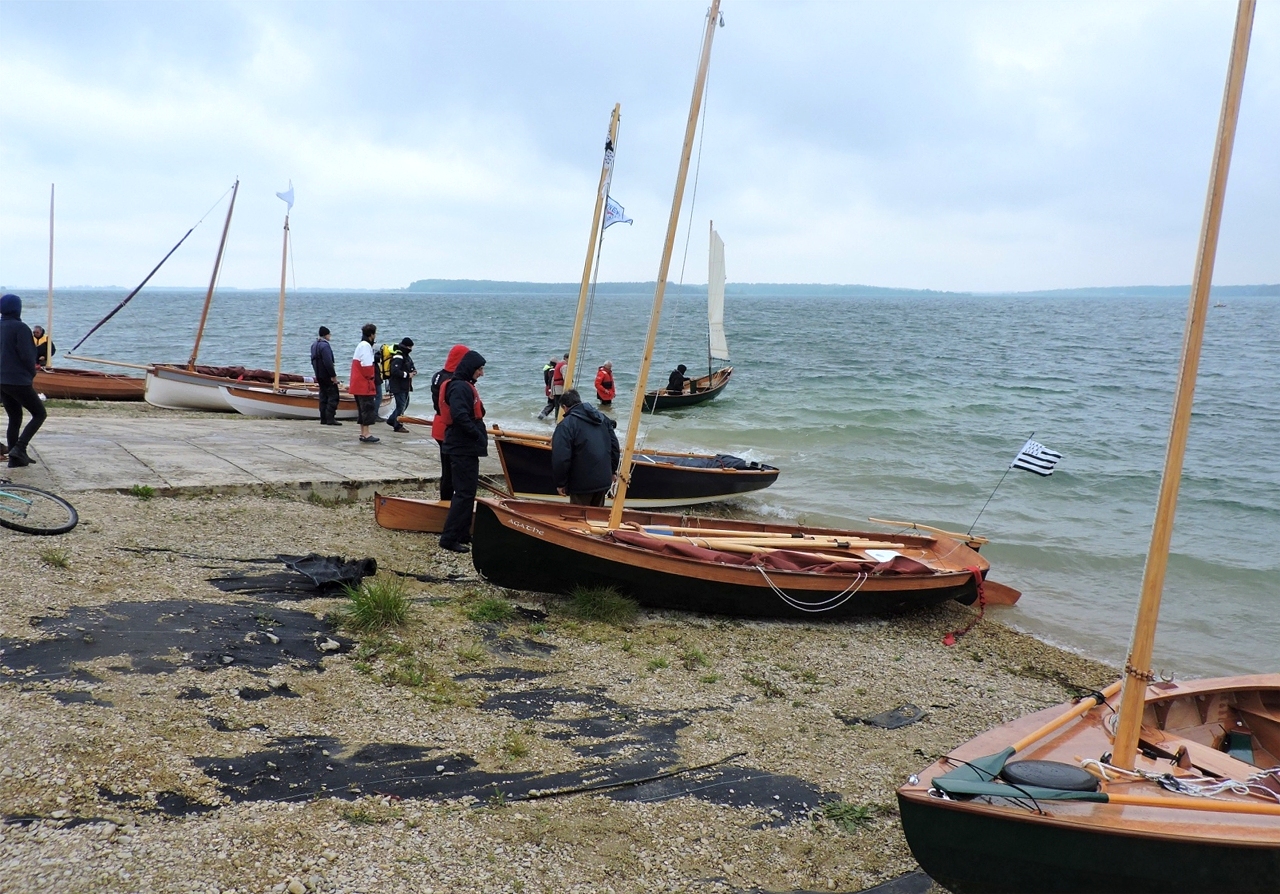 Jean-David démarre sur son Skerry "Piff" tandis que l'on s'affaire autour des autres bateaux. De droite à gauche : le Skerry Raid "Truk", le Silmaril "Agathe", le Mill Creek 13 "Ventre plat", le Biraou "An Treizh", "Méaban", le Pirmil "Thema" et "Mounouf". 