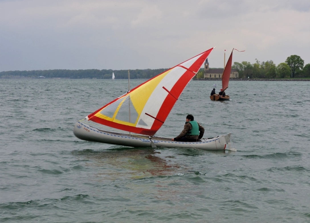 Marco fait une démonstration de son canoë "Eolo" gréé à voile latine. 