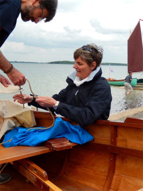 Emmanuel et Dominique s'affairent à regréer la grand-voile pour la première sortie de la saison 2013. 