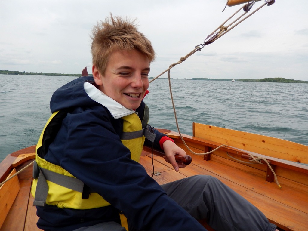 Félix à la barre : eh oui, naviguer en voile-aviron est souvent amusant ! 