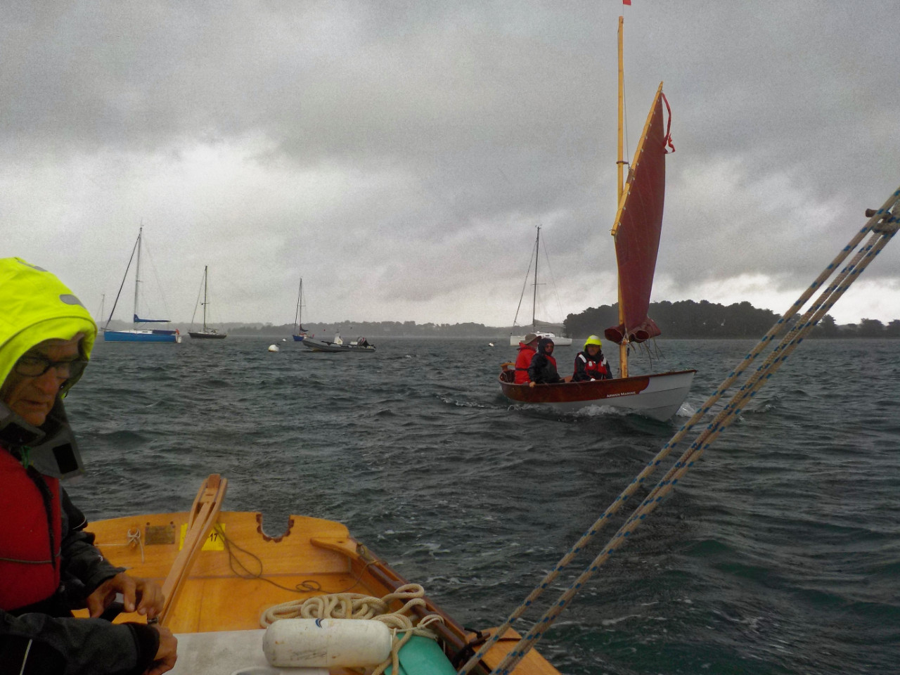 J'ai loupé la première journée de navigation, jeudi 7 septembre et retrouvé la flottille des six autres bateaux le vendredi matin. Belle brise (5 à 6 beaufort) et pluie : on y va ou bien ? On se décide finalement à y aller selement avec le Silmaril de Paul, qui embarque Hervé et Pierre, et Gandalf, sur lequel j'embarque avec Yves et Jean-Louis. Nous laissons au mouillage les deux Skerry Raid, Enfin! et Thema.