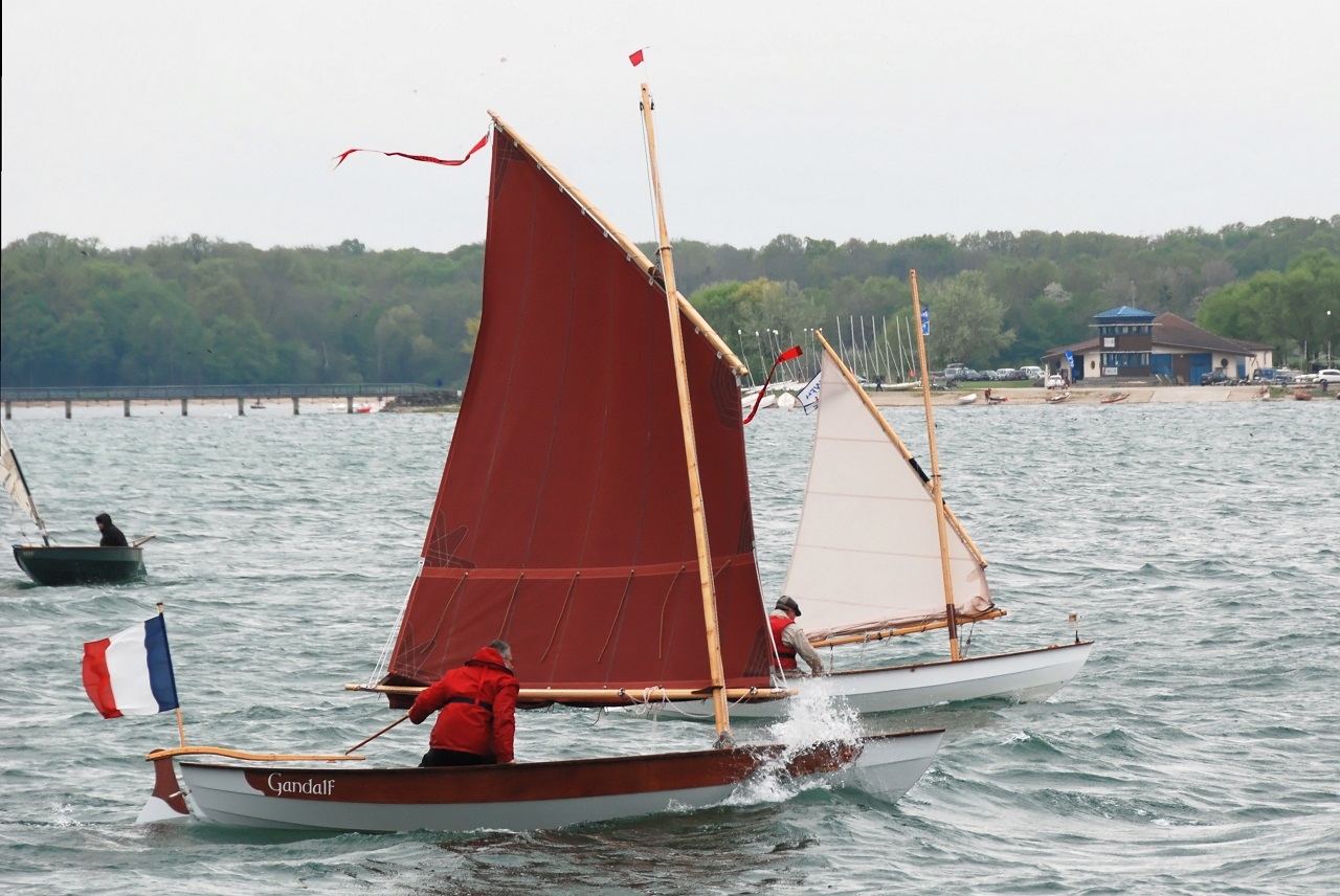 "Gandalf" et "La Marie Pupuce" repartent tribord amure tandis que "Piff" arrive pour virer. G&eacute;rard a pris ses trois ris sur "La Marie Pupuce" alors que je n'en ai pris qu'un sur "Gandalf", mais on voit clairement le haut de la chute qui fasseye car la vergue cintre et fait d&eacute;verser le haut de la voile, et je devrais donc prendre le second ris pour soulager les espars (mais perdre un peu de vitesse !) 