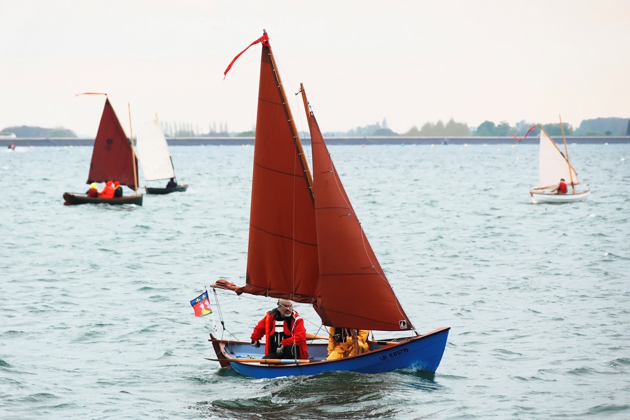 Portrait du Whilly Boat "Enfin!" de Herv&eacute;, devant "Point-Virgule", "Piff" et "La Marie Pupuce". 