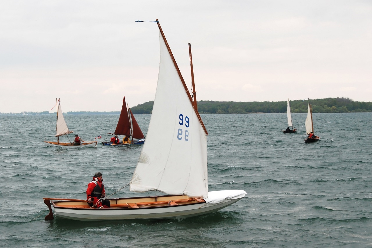 Le Seil N&deg;99 dont je n'ai pas not&eacute; le nom, mille excuses. A l'arri&egrave;re-plan, "La Marie Pupuce", "Enfin!" et &agrave; droite, "Piff" et "Aldies II" en plein virement de bord. 