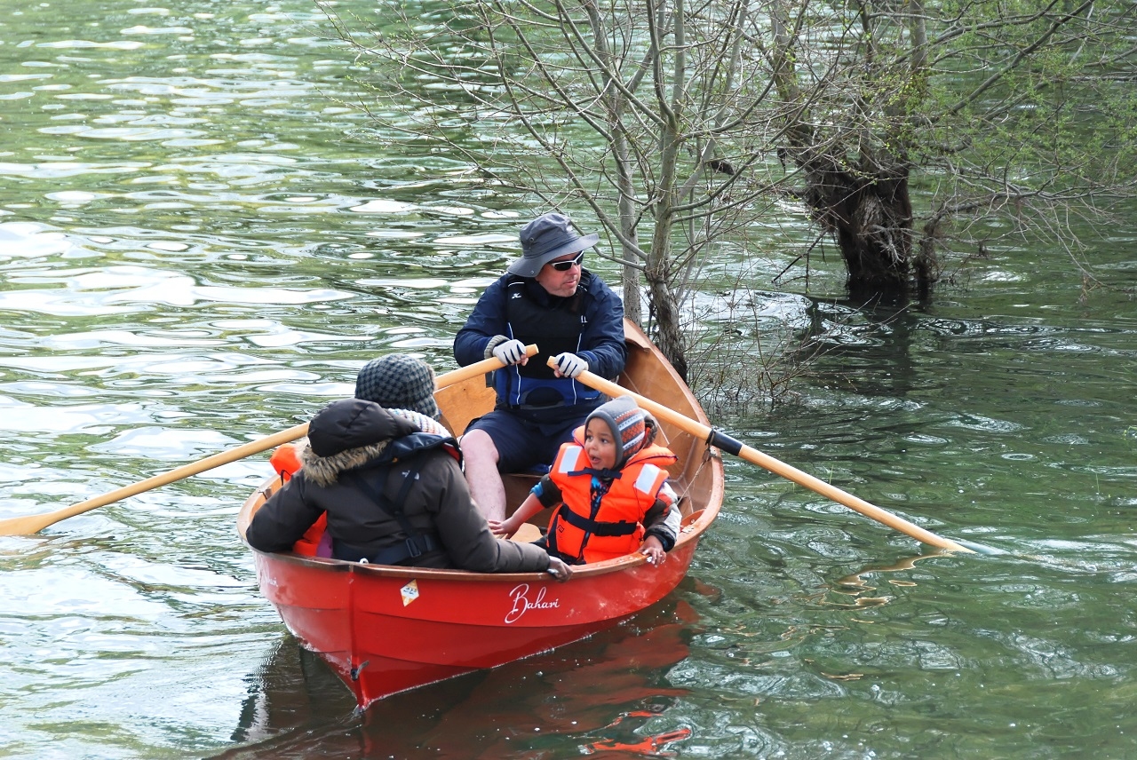 Benoit grimpe aux arbres en famille. Notez l'habillement, on voit qu'il fait froid ! Benoit a construit ce Skerry avec moi en juillet 2011. 