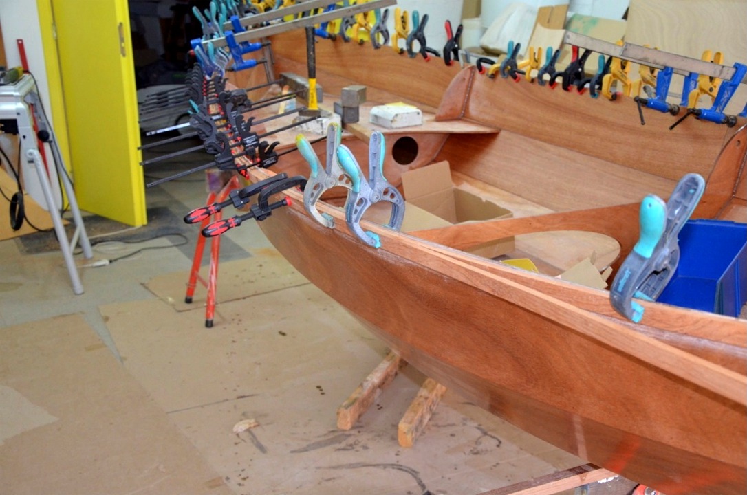 Francis m'envoie des images de la suite de la construction de son Skerry : cette photo montre le collage des listons. 