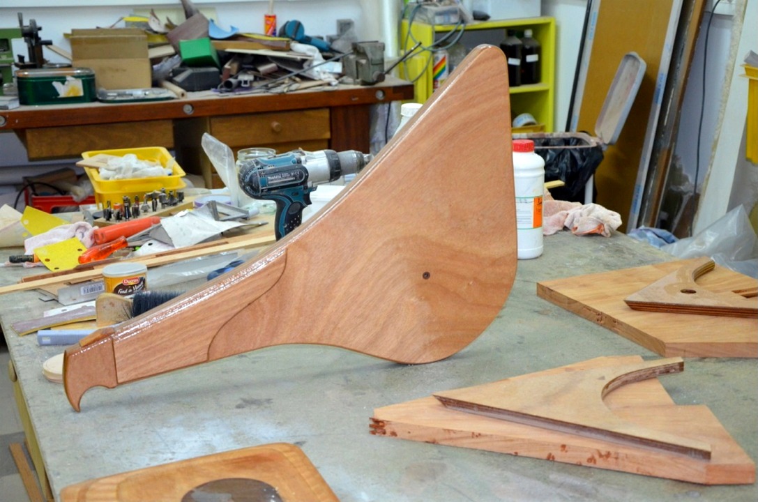 Francis a modifi&eacute; le profil du bord arri&egrave;re du gouvernail, lui donnant plus de "rond" pour renforcer l'assemblage avec la t&ecirc;te du safran pivotant. 