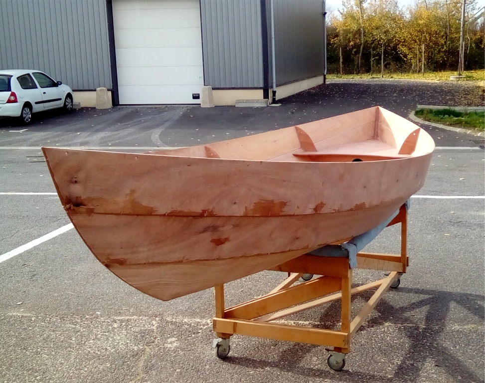 Nous commen&ccedil;ons la journ&eacute;e par un grand pon&ccedil;age de toute la surface int&eacute;rieure, que nous avons stratifi&eacute;e et sur laquelle nous avons ensuite pass&eacute; une seconde couche g&eacute;n&eacute;rale d'&eacute;poxy. Apr&egrave;s un d&eacute;poussi&egrave;rage &agrave; l'aspirateur puis au chiffon humide, nous avons ensuite remont&eacute; la cloison centrale en reper&ccedil;ant les trous pour ses sutures, bouch&eacute;s par les joints que nous avons faits entre les panneaux de coque et la stratification. 