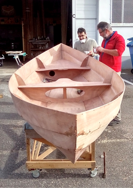 Nous prenons une de nos rares (si si) pauses-caf&eacute; apr&egrave;s ces op&eacute;rations, et avoir pos&eacute; les trois si&egrave;ges en place et ajust&eacute; leurs cot&eacute;s afin qu'ils reposent bien sur le chant des cloisons. Je dois dire que je sais plus &agrave; quoi nous aservi le marteau que l'on aper&ccedil;oit au premier plan &agrave; droite... 