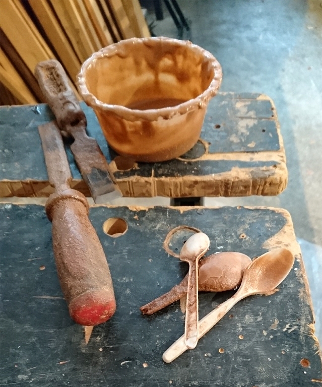 Voici nos outils de travail pour le collage et la r&eacute;alisation des joints : une coupelle pour l'&eacute;poxy charg&eacute;e, un assortiment de cuillers jetables pour former et lisser les joints, et de vieux ciseaux &agrave; bois pour racler les exc&eacute;dents d'&eacute;poxy. Il manque la grosse seringue qui permet de d&eacute;poser un colombin d'&eacute;poxy charg&eacute;e aux endroits des joints. 