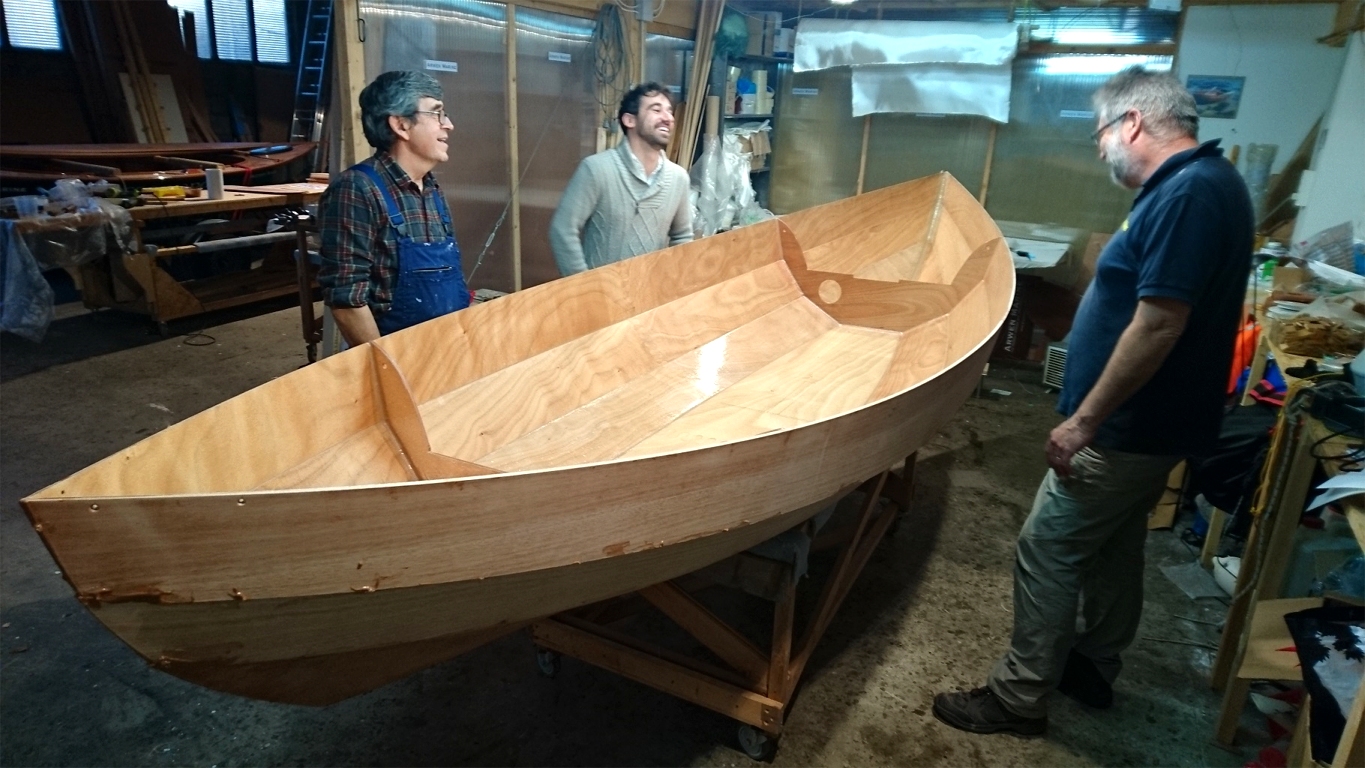 Nous avons peu apr&egrave;s pass&eacute; une seconde couche d'&eacute;poxy sur la partie fra&icirc;chement stratifi&eacute;e, et avons &eacute;tendu cette seconde couche &agrave; l'ensemble de la surface int&eacute;rieure de la coque. 