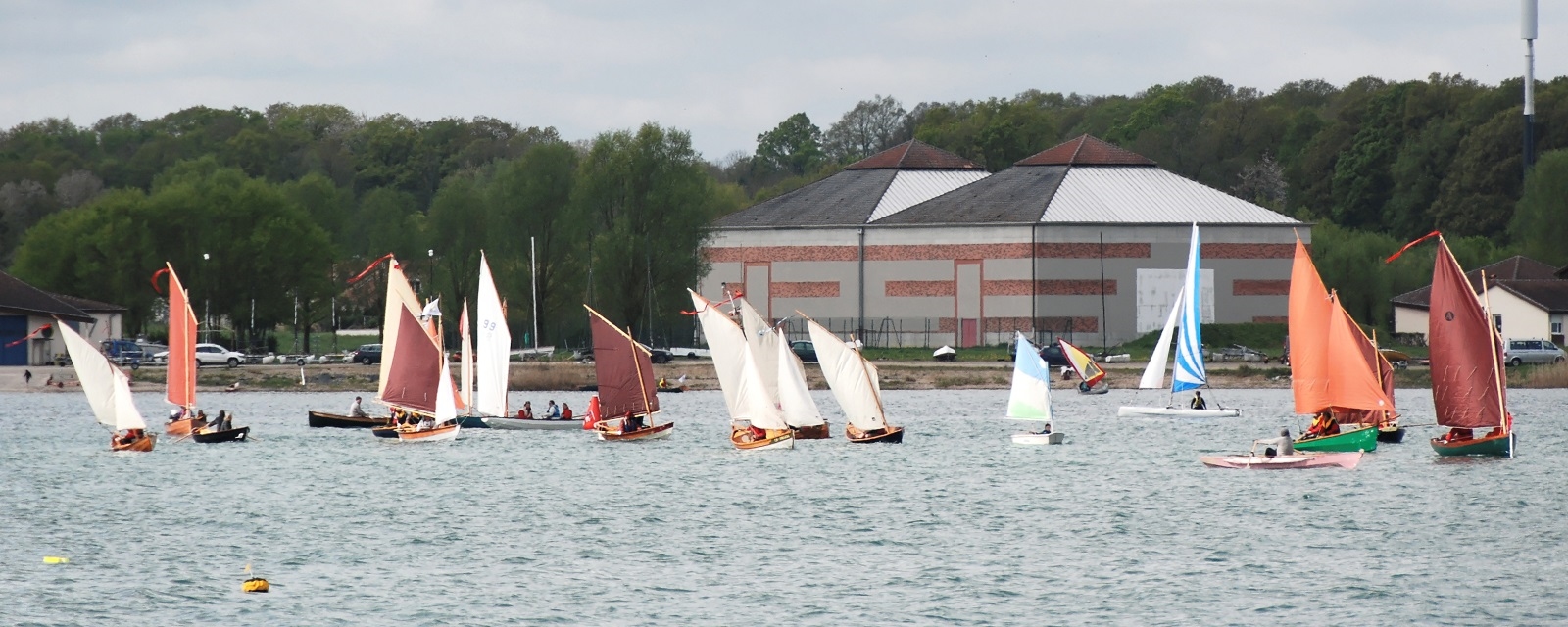 "Prise de Ris'k", le tout nouveau Silmaril "Mounouf", "Na&iuml;ma" &agrave; l'aviron, le Silmaril N&deg;2 "Agathe" &agrave; l'aviron &eacute;galement, le Skerry "M&eacute;aban" masquant le Biraou "An Treizh", le Seil masquant le PassageMaker Dinghy "Queen Minnie" (celle-l&agrave; est difficile), "Pirate du Rh&ocirc;ne", "Anouket" l'Elorn "Txakoli", "Aldies II", un Optimist, le cano&euml; "Eolo" de Marco, un cata, "L'Explorameur" &agrave; l'aviron, "Carpe Diem" masquant la La&iuml;ta "Cotentin" et l'Aber "Point-Virgule". Il y a du monde dans cette image ! 