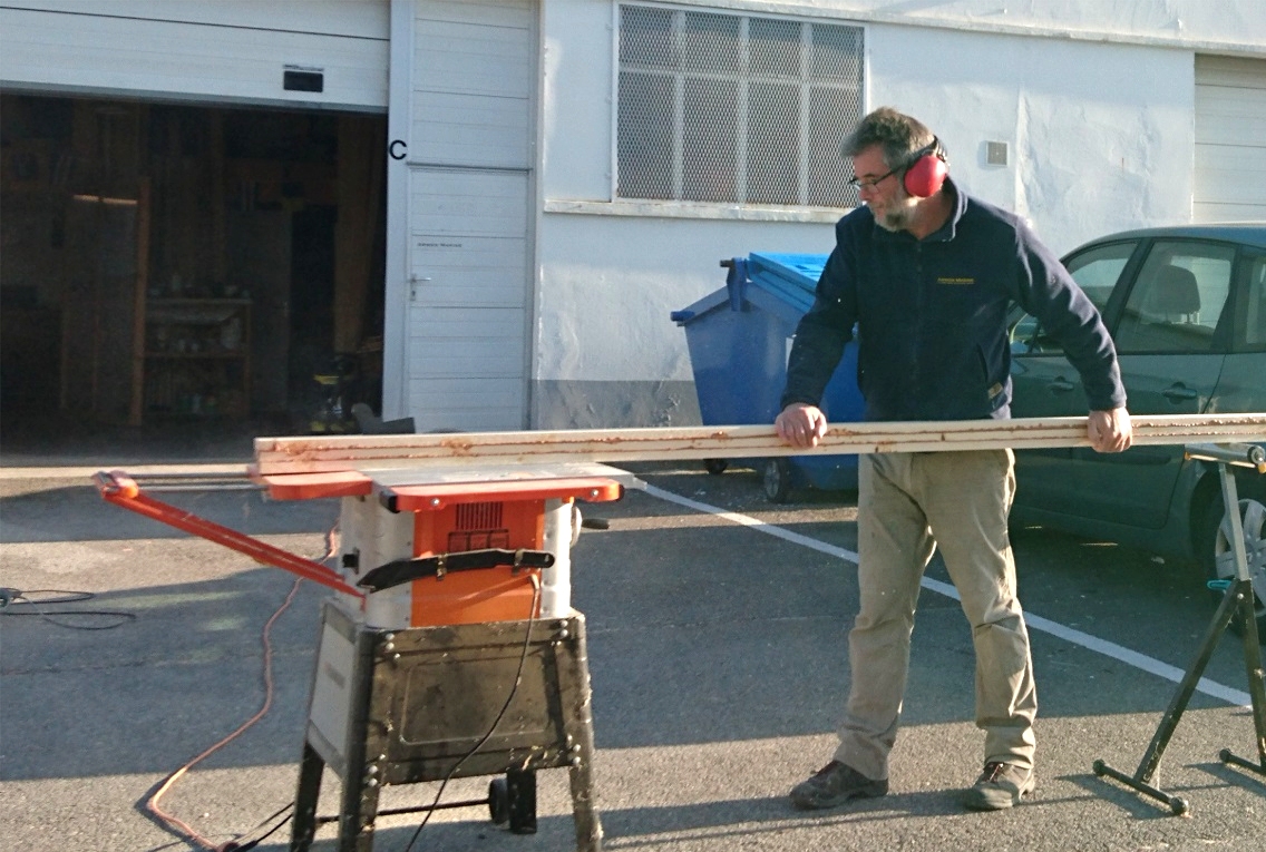 Puis nous rentrons le Skerry et je sors la scie de table pour refaire de la poussi&egrave;re affiner le m&acirc;t, la vergue et la b&ocirc;me avant de les raboter pour leur donner une section carr&eacute;e, puis octogonale, puis enfin ronde (ou approchante). 