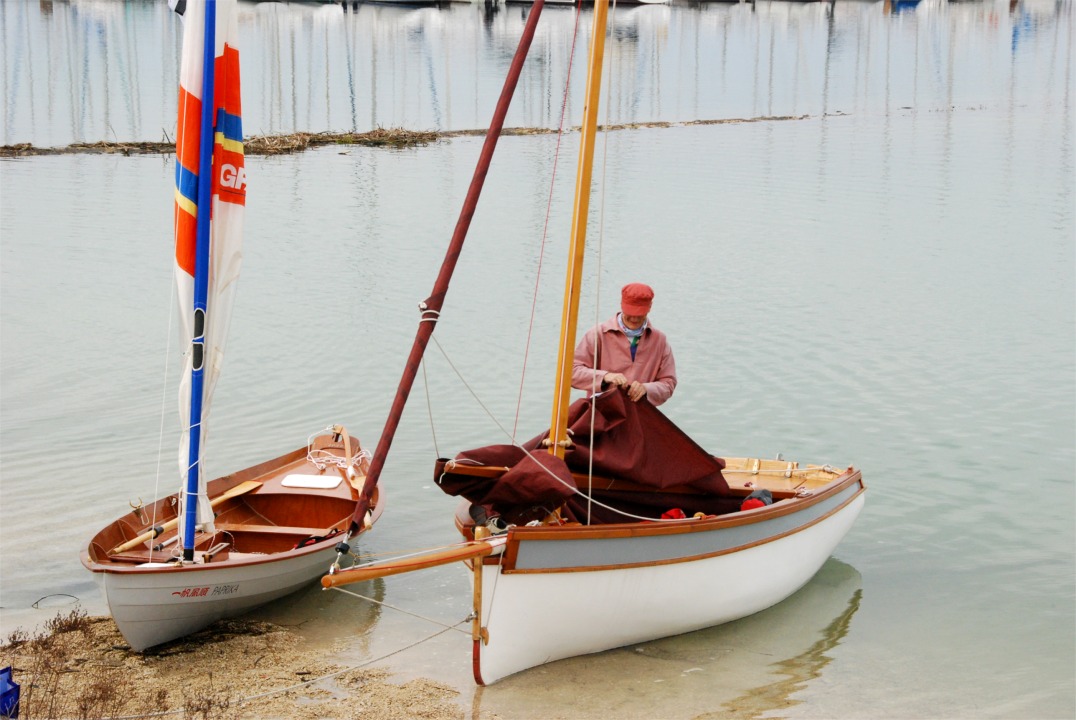 Le Doris 17 "Paprika" à gauche du Pirmil "Thema". Pierre est occupé à gréer une cargue qui lui permettra d'étouffer sa voile au tiers sans devoir l'amener.