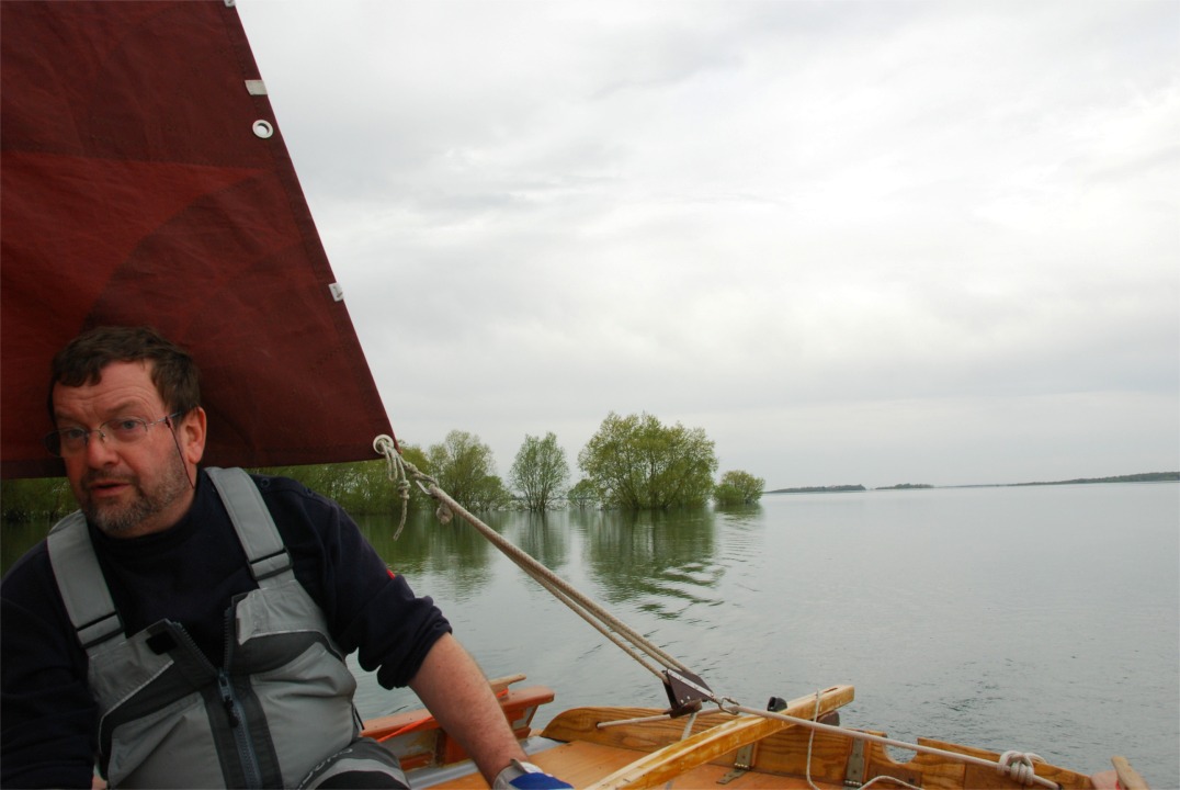 Les bosquets avec les pieds dans l'eau témoignent de la hauteur du niveau actuel du lac : l'hiver n'a pas été sec partout ! En effet, le lac d'Orient est un réservoir artificiel dont la fonction est de réguler le débit de la Seine : on le remplit depuis la fin de l'automne jusqu'au début du printemps pour réduire le flot de la Seine et on le vide en octobre pour pouvoir recommencer. Et on navigue donc sur le lac de mars à septembre pendant qu'il est plein. 